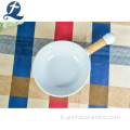 Bakeware in ceramica rotonda bianca con design per impugnature